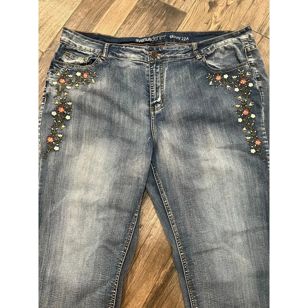 Avenue jeans floral embroidery on thigh women's sz22  skinny‎ distressed Boho